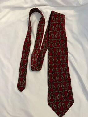 Like New Vintage Metropolitan Museum of Art Gold Torc Pattern on Red Silk Tie